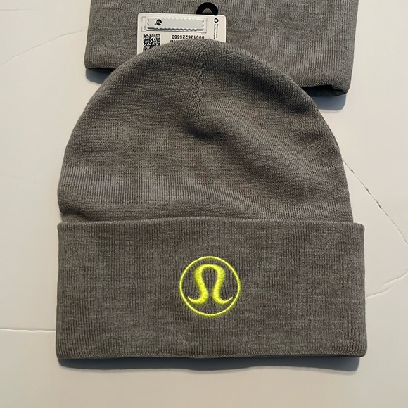 NWT LULULEMON WARM REVELATION BEANIE CAP/hat Gray Yellow emblem - Picture 1 of 4